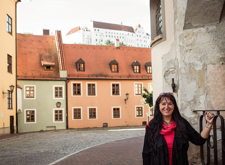 Heike Holzapfel in der Landshuter Fußgängerzone.