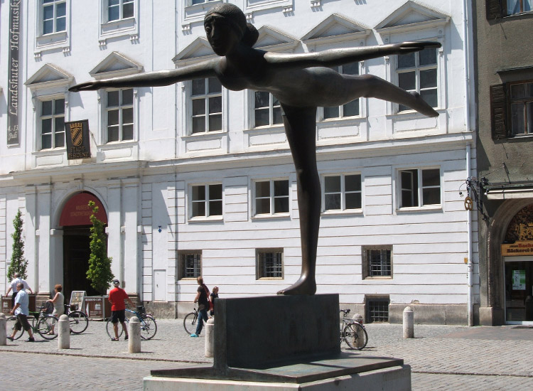 Statue auf einem Brunnen in der Landshuter Fußgängerzone.